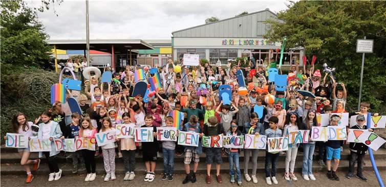 Die Rengsdorfer Grundschule demonstrierte für den Erhalt des Bades.