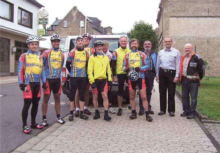 Die Rennradfahrer vor dem Start.