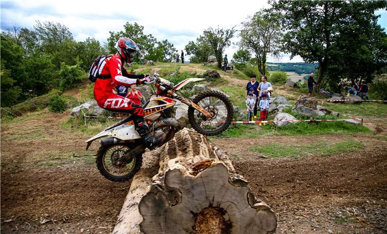 Die Rennstrecke war ein Hindernisparcours, bei dem auch Baumstämme bezwungen werden mussten.