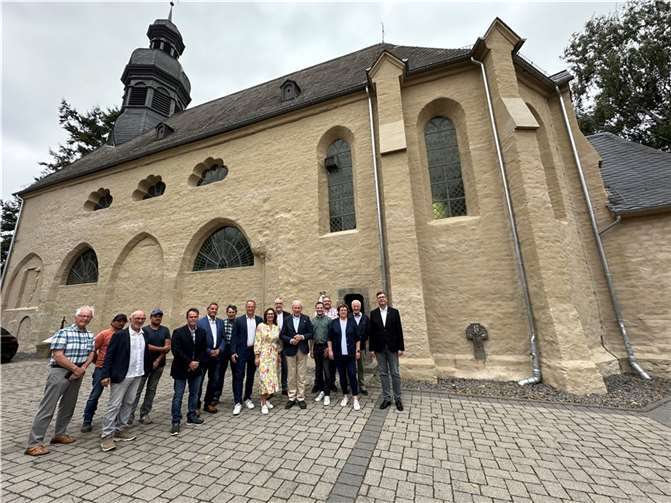 Die Renovierung der Außenfassade der Fraukirch ist abgeschlossen. Im Rahmen eines kleinen Festakts wurde die Sanierung gefeiert.  Foto: Stefan Pauly/VG-Verwaltung Mendig