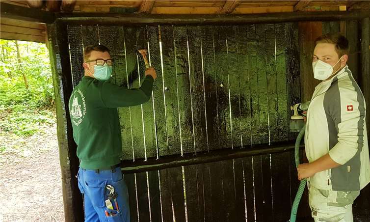 Die Renovierung der Schutzhütte „Im Katzeloch“ war ein Schwerpunkt des diesjährigen Dorfputzes in Scheuren.