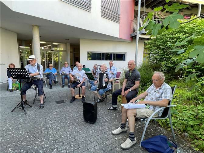 Die Rentnerband beim Musizieren. Foto: Anneliese Keßler