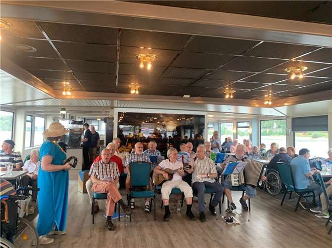 Die Rentnerband beim Musizieren im Kreis der Teilnehmer.  Foto: Petra Myke