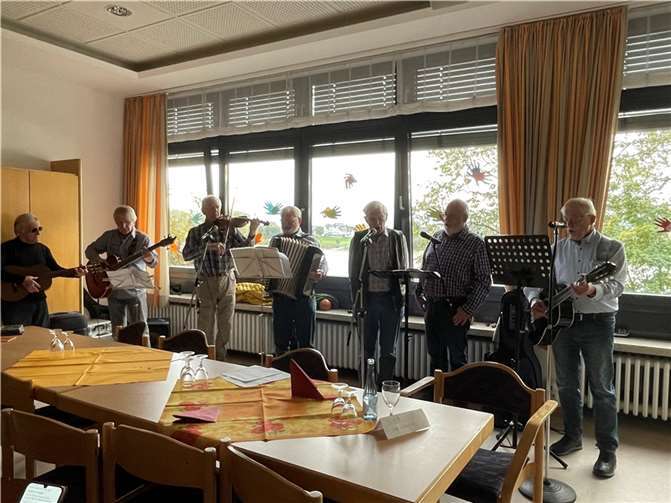 Die Rentnerband mit Norbert Freese, Werner Johann Keßler, Oskar Pompetzki und Rolf Störing, gesanglich verstärkt durch Edgar Brachtendorf und Josef Jachmich spielten und sangen nicht nur „Auf Wiedersehn“, sondern sahen das Abschiedslied auch als ein Versprechen zum Wiederkommen. Foto: privat