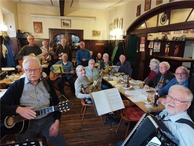 Die Rentnerband spielte Advents- und Weihnachtslieder zum Mitsingen.Foto: privat