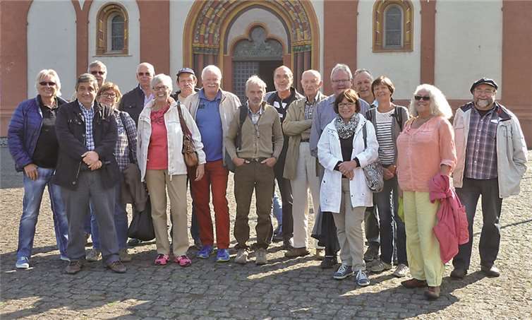 Die Rentnergilde Ockenfels bei bestem Wetter vor dem Dom in Limburg an der Lahn.privat
