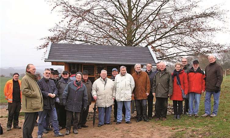 Die Rentnergilde beim Besuch des fertigen Insektenhotels. Alfons Faßbender