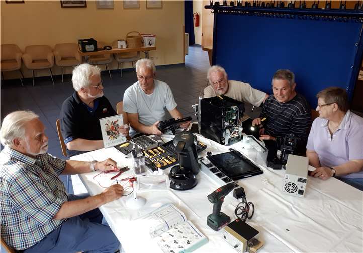 Die Reparaturhelden und hilfsbereiten Rentner (v.li.) Dieter Lukas, Karl-Heinz Schley, Karl-Heinz Ebert, Roland Jäger, Andy Eyring und Christa Peukert-Schley bei der Reparatur von Kaffeemaschinen. Auf dem Bild fehlen Gisela Reichrath, Peppo Fiorelli und Richard Keuler. Foto: Kultur- und Heimatverein Niederzissen.