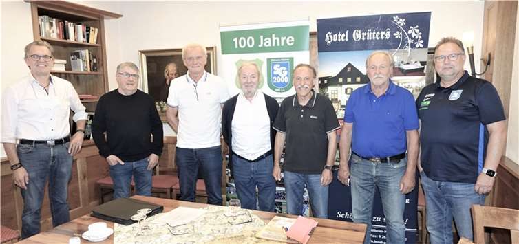 Die Repräsentanten des SG 2000 Mülheim-Kärlich und der Lotto Elf trafen sich, zum Vorgespräch für das Benefizfußballspiel am 1. September. Foto: Jürgen Grab