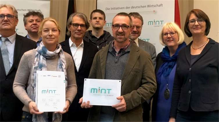 Die Repräsentanten des St. Joseph-Gymnasiums nehmen stolz die Auszeichnung als MINT-freundliche Schule an. Privat