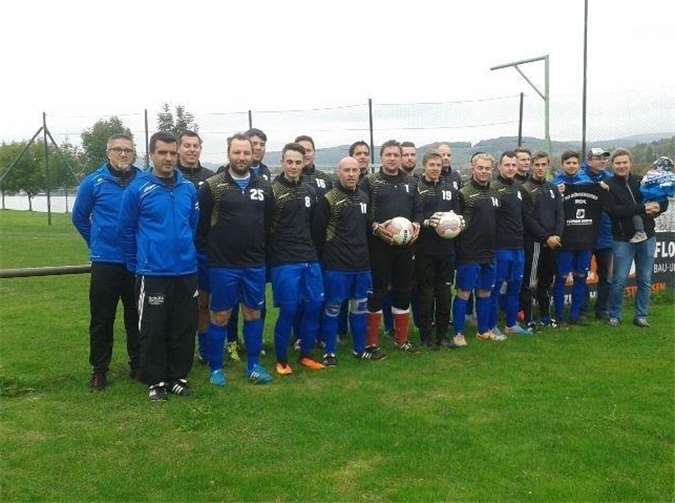 Die Reserve der SG Gönnersdorf/Brohl durfte sich über neue Aufwärmshirts freuen.privat