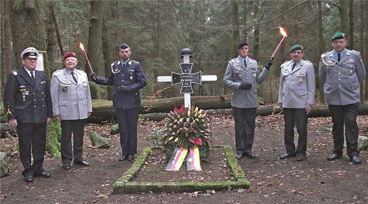 Die Reservisten der Reservistenkameradschaft Dreisbacher Land Kranz legten am Fliegerkreuz einen Kranz nieder.privat