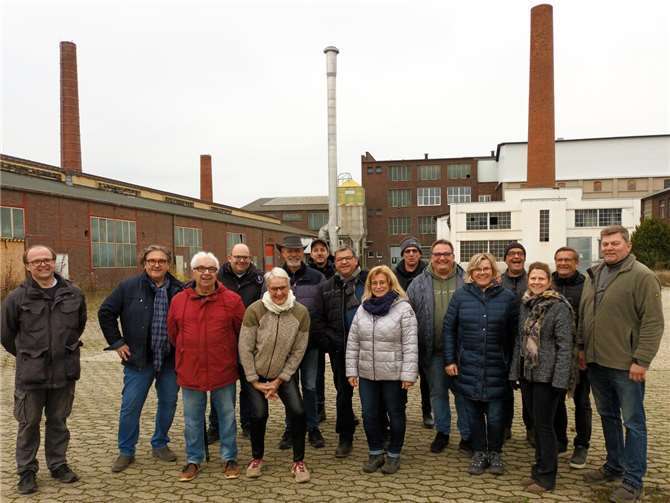 Die Resonanz war groß: Fast der komplette Gemeinderat von Kruft nahm an der Ortsbesichtigung teil und war von den Dimensionen und potenziellen Nutzungsmöglichkeiten des Areals begeistert. Foto: VG Pellenz / Cornel Schlüter