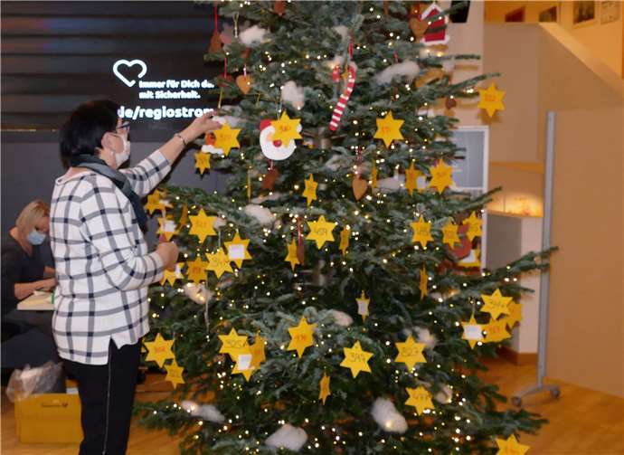 Die Resonanz war überwältigend: Zwei Wochen leuchtete der Wunschbaum im evm-Kundenzentrum in der Koblenzer Innenstadt.