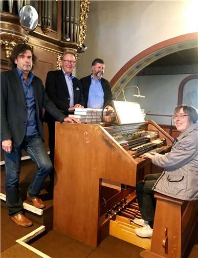 Die Restaurierung der Rommersdorfer Stumm-Orgel in der Pfarrkirche St. Margaretha (Heimbach-Weis) im Blick haben (v.li.) Dr. Reinhard Lahr, Erwin Rüddel, Pastor Heinz Christ und Organistin Magdalena Knopp.privat