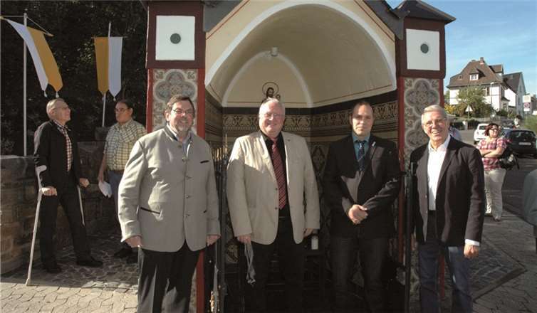 Die Restaurierung ist abgeschlossen (v.l.): Vorsitzender Verein für Heimatpflege Adenau Bernd Schiffarth, Vorsitzender Eifelverein Ortsgruppe Adenau Peter Menches, RWE vor Ort Thomas Hau und 1.Beigeordneter Stadt Adenau Peter Nett
