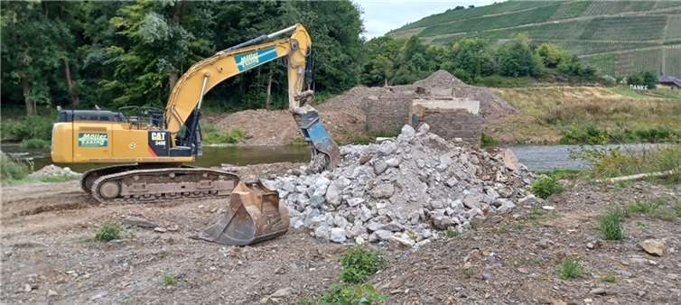 Die Reste der Brückenpfeiler werden direkt vor Ort zerkleinert.  Foto: WITE