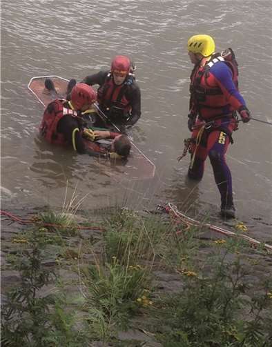 Die Retter in Aktion mit der Schleifkorbtrage.privat