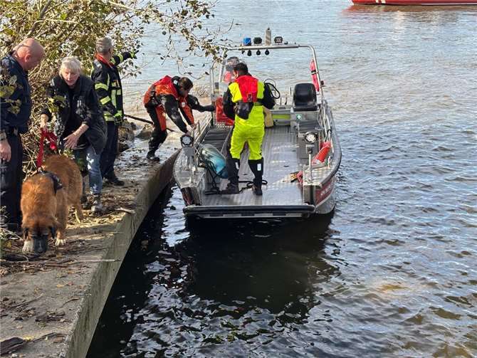 Die Rettungskräfte brachten den in Not geratenen Hund wieder an Land. Foto: Feuerwehr Bonn