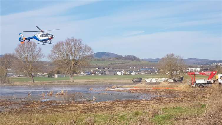 Die Rettungsmaßnahmen im Naturschutzgebiet wurden vergangene Woche mit einer eher ungewöhnlichen Aktion eines Polizeihubschraubers fortgesetzt.  Fotos: KH