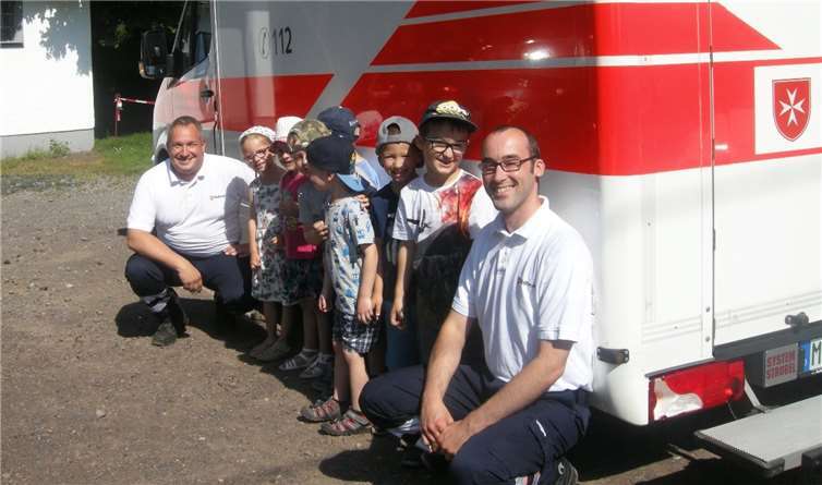 Die Rettungssanitäter Dirk Kremer und Alexander Hahn nahmen sich Zeit für die Kinder der Kita Stromberg. Foto: privat