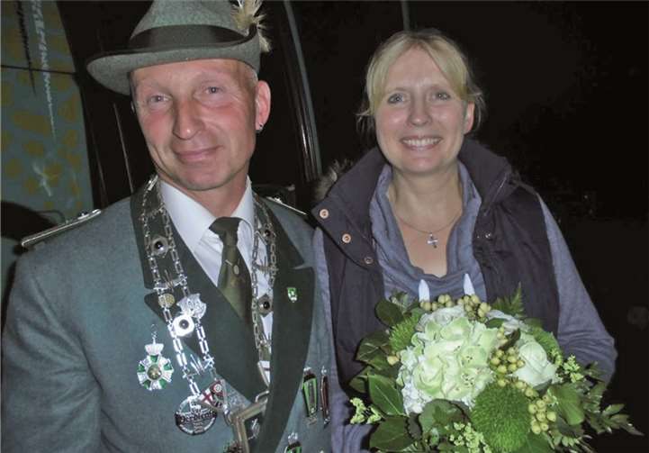 Die Reudelsterzer Schützen und befreundete Bruderschaften bereiteten Diözesankönig Mario Oster einen begeisterten Empfang. privat