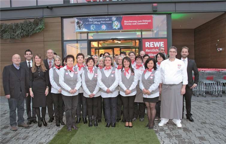 Ökologie und Ökonomie im Einklang Die Rewe Mannschaft mit Ehrengästen bei der Eröffnung.