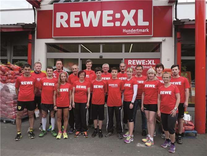 Die Rewe:XL-Hundertmark-Mannschaft traf sich vor dem Sparkassen-Firmenlauf am Markt in Cochem, um sich gemeinsam einzustimmen.privat