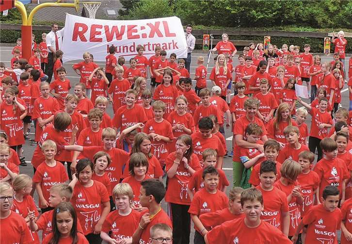 Die Rewe:XL Hundertmark hat auch in diesem Jahr die Kinder der Mendiger Grundschule bei ihrem Fritz-Walter-Turnier wieder unentgeltlich mit vitaminreicher Kost versorgt. privat