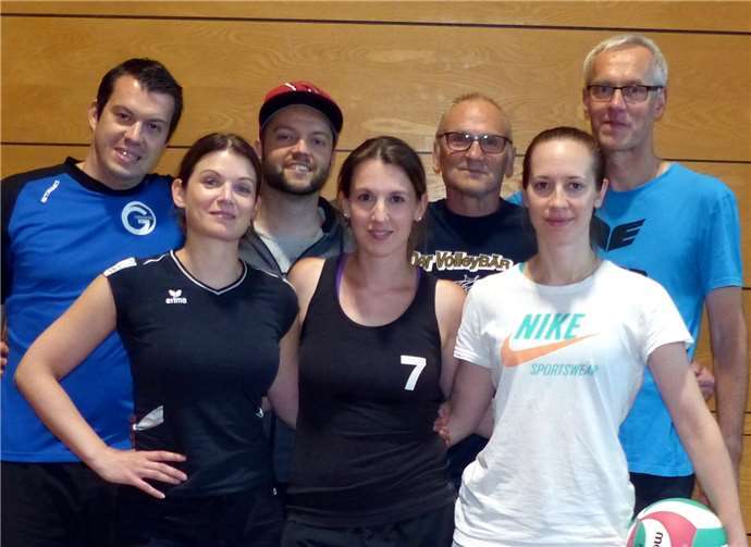 Die Rezeptur für erfolgreiche Dorfmeister: Vater Josef Hunz mit seinen Töchtern Sarah und Julia, Schwiegersohn Daniel, Neffe Ben, dessen Freundin Anja und Heinz Nieskes, dem Trainer der 1. Damenmannschaft. Auf dem Foto fehlt Sarah Schömel als weiteres Mannschaftsmitglied.