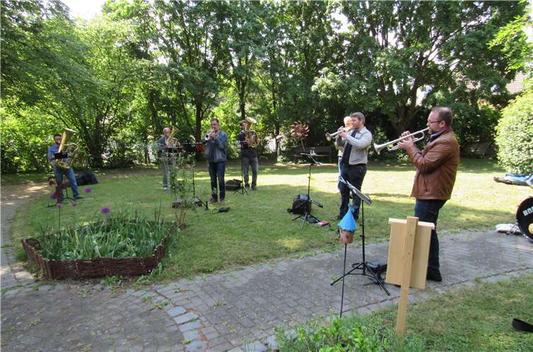 Die Rhein-Ahr-Spatzen spielten eine Stunde lang für die Bewohner und das Team des Johanniter-Hauses. Fotos: privat