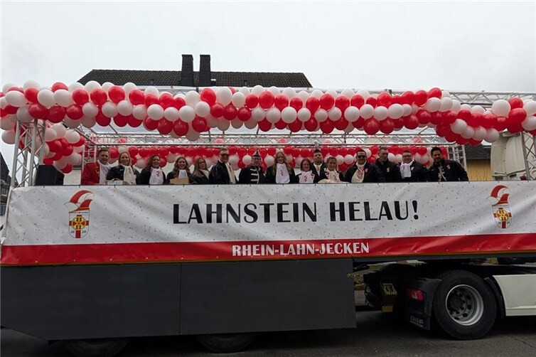 Die Rhein-Lahn-Jecken auf ihrem Wagen.