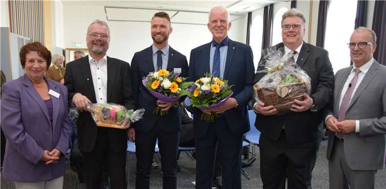 Die Rhein-Mosel Fachklinik verabschiedet ihren Pflegedirektor Werner Stuckmann (3.v.re.) in den Ruhestand und begrüßt seinen Nachfolger Andreas Emmerich (3.v.l.) (v.l.) Dagmar Weidmann, stellvertretende Pflegedirektorin, Peter Blum, Administrator und Werner Schmitt, Kaufmännischer Direktor. Foto: -UBU-