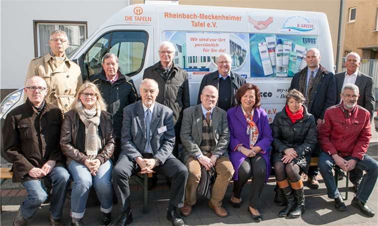 Die Rheinbach-Meckenheimer Tafel freut sich über das neue Kühlfahrzeug, mit dem die Helfer um den Vorsitzenden Dr. Uwe Petersen noch mehr leisten können.JOST