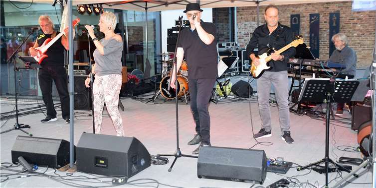 Die Rheinbacher Band „PlayOff“ mit ihren Frontmann Günter Grohs rockte in diesem Jahr zum letzten Mal vor dem Himmeroder Hof.Fotos: Alfred Eich