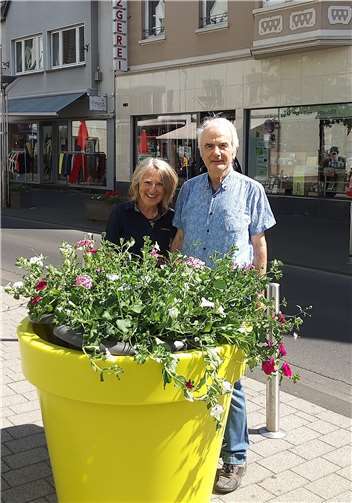 Die Rheinbacher Bürger freuten sich über die neuen Blumenkübel. Sie finden es bereichert und verschönert die Innenstadt.
