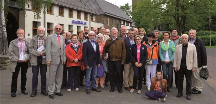 Die Rheinbacher Gastgeber und ihre luxemburgischen Gäste auf dem Himmeroder Hof.Freundeskreis Römerkanal
