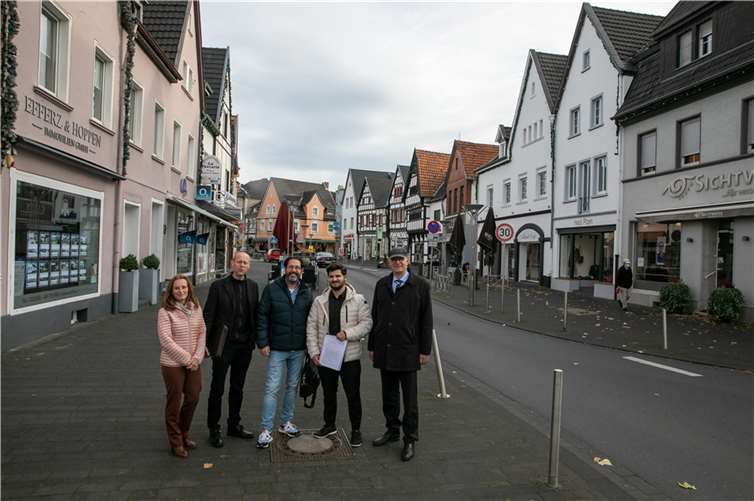 Die Rheinbacher Innenstadt soll stärker in den Weihnachtsmarkt einbezogen werden, das haben (von links) Fachbereichsleiterin Daniela Hoffmann, Wirtschaftsförderer Dr. Joachim Rasch, Gewerbevereins-Vorsitzender Oliver Wolf, Bürgermeister Ludger Banken und Projektleiter Franco Amatulli geplant. Foto: JOST