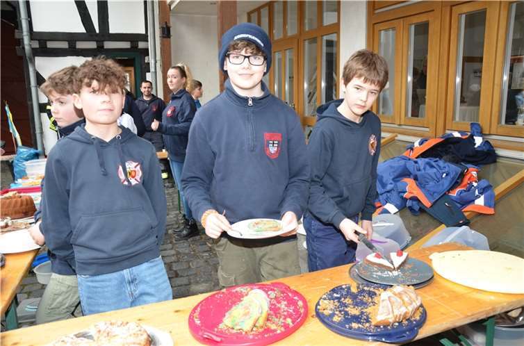 Die Rheinbacher Jugendfeuerwehr versorgte die Gäste auf dem Frühlingsmarkt mit selbstgebackenem Kuchen.