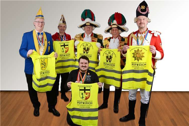 Die Rheinbacher Karnevalsvereine bedanken sich bei Marcel Eich für die großügige Spende: (v.l. Jörg Nawrath, Frank Gatzen, Willi Hohn, Wilfied Eichen, Jürgen Heerdt und Marcel Eich (kniend).  Foto: Alfred Eich