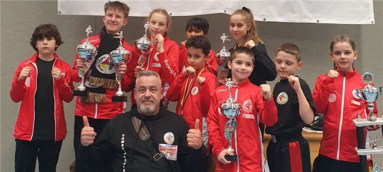 Die Rheinbacher Kickboxer sind stolz auf sich - und da haben sie auch jeden Grund für. Foto: privat