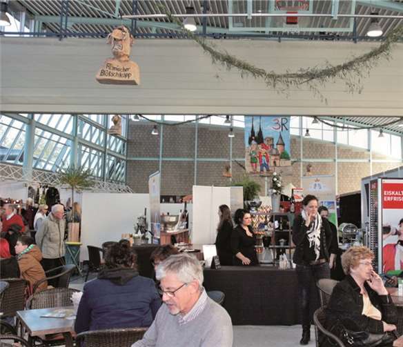 Die Rheinbacher Künstlerin Janni Feuser verschönerte die Mehrzweckhalle ganz im Sinnes des diesjährigen Mottos der 3K. Von der Decke grüßten originelle Köpfe aus der Römerzeit.