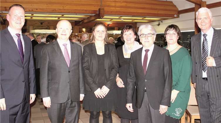Die Rheinbacher Liberalen freuen sich über einen hochaktuellen Vortrag zur Europapolitik und ein volles Haus bei ihrem Neujahrsempfang (v. r.): Hartmut Johannlükens, Beate Jung, Lorenz Euskirchen, Tamara Vogt, Jana Retzsch, Michael Theurer und Karsten Logemann. privat