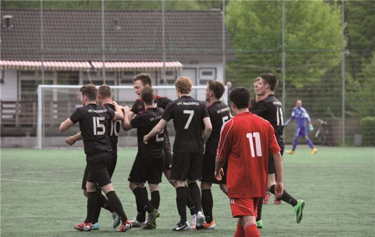 Die Rheinbacher Mannschaft bejubelt das 1:0, was aber leider nicht zum Sieg reichte. Privat