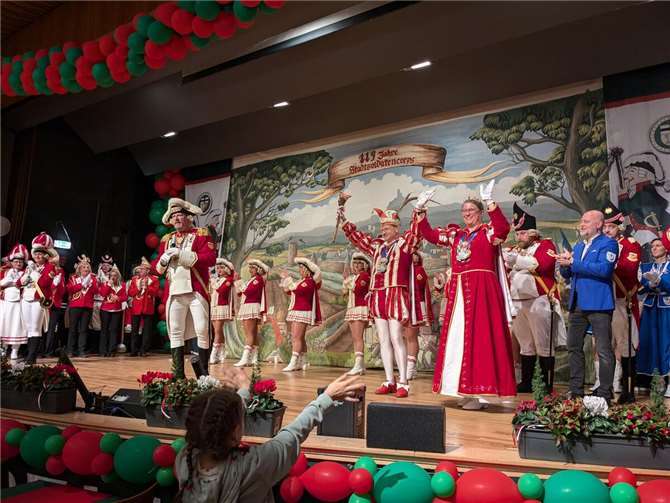Die Rheinbacher Prinzengarde mit ihrem Prinzenpaar Prinz Sven II. (Perez Gonzalez) und ihrer Lieblichkeit, Tanja II. (Jungbluth).