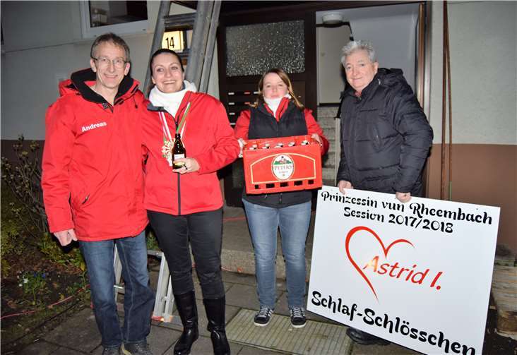 Die Rheinbacher Prinzessin bedankte sich – unterstützt von Vater Rainer Faßbender (r.) und ihrer Adjutantin – bei Andreas Bettray und den übrigen Rheinbacher Karnevalisten.