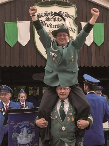 Die Rheinbacher Schützenbruderschaft ließ ihre neuen Schützenkönig Michael Berndt hochleben.