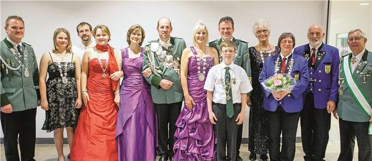 Die Rheinbacher Schützenmajestäten im Jubiläumsjahr 2013 (v.li.): Bezirksjungschützenkönig Sascha Hahnenberg, Bezirksschülerprinzessin Laura Fischer, Jungschützenprinzessin Corinna Oltmanns, Schützenkönigspaar Vera und Rolf Mahlberg, Diözesankönigspaar Heike Monnens und Ferdi Lohmüller, Schülerprinz Kevin Berndt, Schützenliesel Kerstin Klier, Bürgerschützenkönigin Carola Scheerer, Bürgerschützenkönig Christian Bolde und Brudermeister Bruno Bylicki.