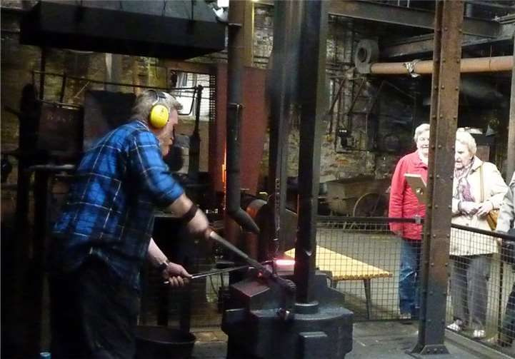 Die Rheinbacher Senioren besuchten unter anderem die historische Gesenkschmiede in Solingen.  privat