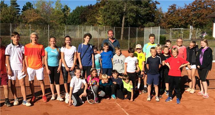Sport, Spiel und Spaß Die Rheinbacher Tennisjugend freute sich über einen tollen Tennistag mit Trainer Martin Koch. Privat